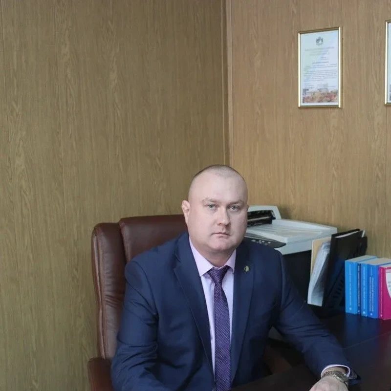 Юрист Алексей Вячеславович Козлов за рабочим столом в офисе в Омске